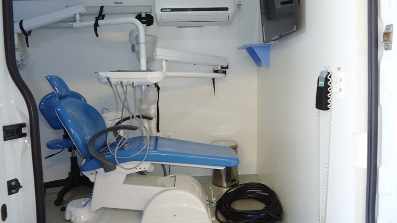 Projeto Unidade odontológica móvel - lateral com vista interna - cadeira
